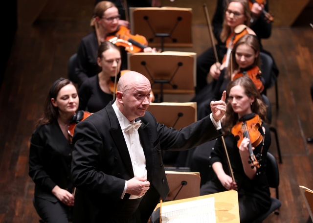 Michał Klauza dyryguje pianistą Mateuszem Krzyżowskim i Orkiestrą Filharmonii im. Mieczysława Karłowicza w Szczecinie. Fot. Cezary Aszkiełowicz Owacyjne przyjęcie Mateusza Krzyżowskiego i Michała Klauzy w Filharmonii [ZDJĘCIA]