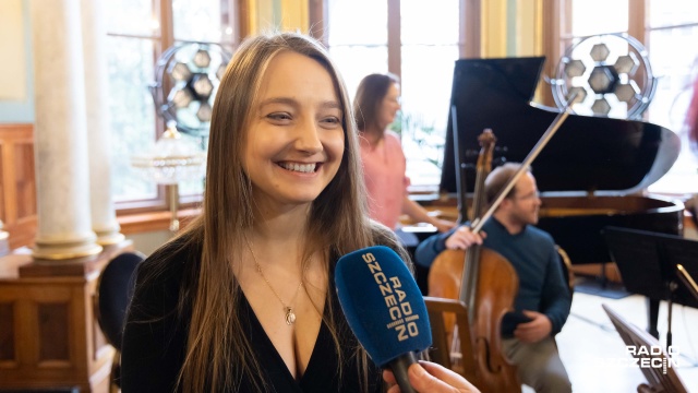 Aleksandra Świgut – pianistka udziela wywiadu Dorocie Zamolskiej. Fot. Robert Stachnik [Radio Szczecin] Aleksandra Świgut i Nordic Ensemble z Chopinem w Willi Lentza [WIDEO, ZDJĘCIA]