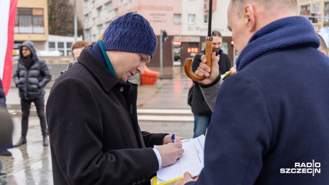 Fot. Robert Stachnik [Radio Szczecin] W Szczecinie wystartowała zbiórka podpisów pod kandydaturą Szymona Hołowni na prezydenta [ZDJĘCIA]