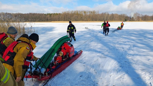 Fot. Rafael Żełobowski [Radio Szczecin] Nietypowa akcja gaśnicza. Pożar budynku na wyspie [ZDJĘCIA]
