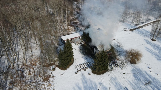 Fot. Rafael Żełobowski [Radio Szczecin] Nietypowa akcja gaśnicza. Pożar budynku na wyspie [ZDJĘCIA]