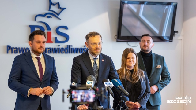 Krzysztof Romianowski, Zbigniew Bogucki, Julia Szałabawka, Kazimierz Łojek. Fot. Robert Stachnik [Radio Szczecin] PiS oskarża Rafała Trzaskowskiego o agitację w administracji samorządowej [ZDJĘCIA]