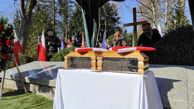 Fot. Przemysław Polanin [Radio Szczecin] Pogrzeb po 80 latach. Szczątki polskich żołnierzy spoczęły na cmentarzu w Kołobrzegu
 [WIDEO, ZDJĘCIA]