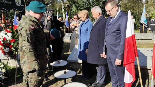 Fot. Przemysław Polanin [Radio Szczecin] Pogrzeb po 80 latach. Szczątki polskich żołnierzy spoczęły na cmentarzu w Kołobrzegu
 [WIDEO, ZDJĘCIA]