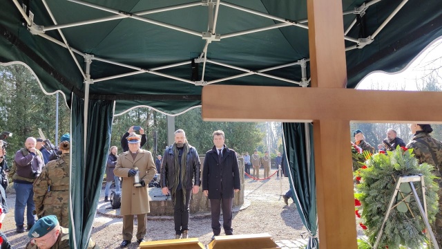 Fot. Przemysław Polanin [Radio Szczecin] Pogrzeb po 80 latach. Szczątki polskich żołnierzy spoczęły na cmentarzu w Kołobrzegu
 [WIDEO, ZDJĘCIA]