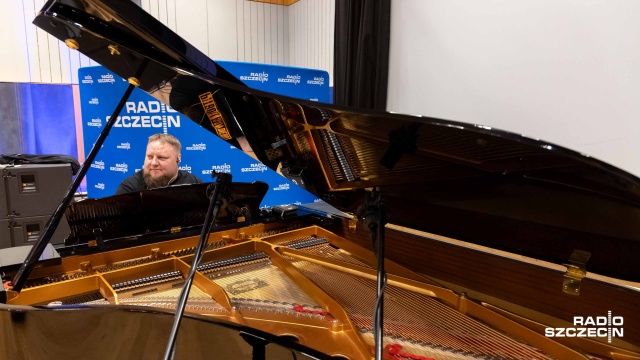 Krzysztof Baranowski – pianista, kompozytor na próbie generalnej przed koncertem. Fot. Robert Stachnik [Radio Szczecin] Krzysztof Baranowski celebruje World Day Piano w Radiu Szczecin [ZDJĘCIA]
