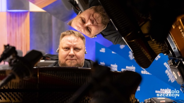 Krzysztof Baranowski – pianista, kompozytor na próbie generalnej przed koncertem. Fot. Robert Stachnik [Radio Szczecin] Krzysztof Baranowski celebruje World Day Piano w Radiu Szczecin [ZDJĘCIA]