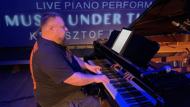 Krzysztof Baranowski – pianista, kompozytor na próbie generalnej przed koncertem. Fot. Archiwum artysty Krzysztof Baranowski celebruje World Day Piano w Radiu Szczecin [ZDJĘCIA]