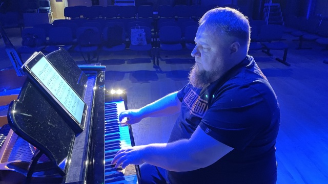 Krzysztof Baranowski – pianista, kompozytor na próbie generalnej przed koncertem. Fot. Archiwum artysty Krzysztof Baranowski celebruje World Day Piano w Radiu Szczecin [ZDJĘCIA]