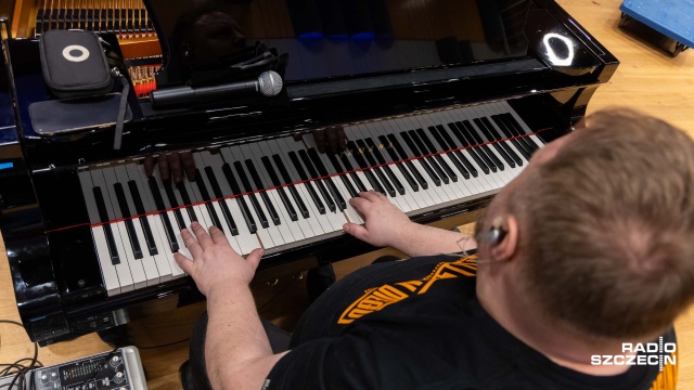 Krzysztof Baranowski – pianista, kompozytor na próbie generalnej przed koncertem. Fot. Robert Stachnik [Radio Szczecin] Krzysztof Baranowski celebruje World Day Piano w Radiu Szczecin [ZDJĘCIA]