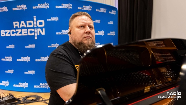 Krzysztof Baranowski – pianista, kompozytor na próbie generalnej przed koncertem. Fot. Robert Stachnik [Radio Szczecin] Krzysztof Baranowski celebruje World Day Piano w Radiu Szczecin [ZDJĘCIA]