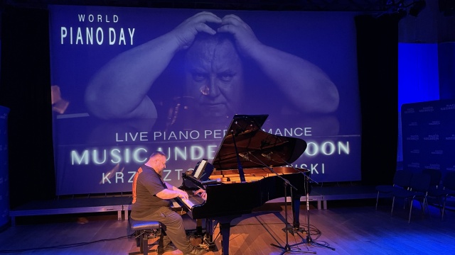 Krzysztof Baranowski – pianista, kompozytor na próbie generalnej przed koncertem. Fot. Archiwum artysty Krzysztof Baranowski celebruje World Day Piano w Radiu Szczecin [ZDJĘCIA]