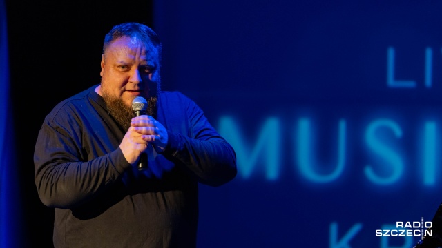 Krzysztof Baranowski – pianista, kompozytor wita publiczność na koncercie. Fot Robert Stachnik [Radio Szczecin] "Muzyka pod księżycem" Krzysztofa Baranowskiego w Radiu Szczecin [ZDJĘCIA]