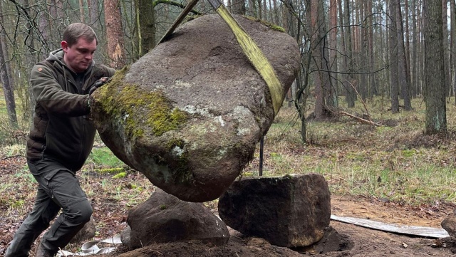Fot. Policja Zachodniopomorska Zabytkowy głaz wrócił na swoje miejsce [ZDJĘCIA]