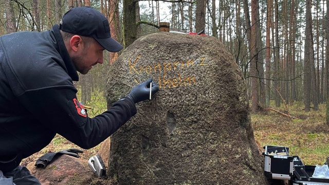 Fot. Policja Zachodniopomorska Zabytkowy głaz wrócił na swoje miejsce [ZDJĘCIA]