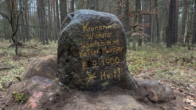 Fot. Policja Zachodniopomorska Zabytkowy głaz wrócił na swoje miejsce [ZDJĘCIA]