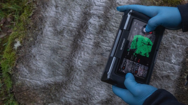 Fot. Policja Zachodniopomorska Zabytkowy głaz wrócił na swoje miejsce [ZDJĘCIA]