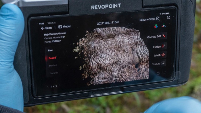 Fot. Policja Zachodniopomorska Zabytkowy głaz wrócił na swoje miejsce [ZDJĘCIA]