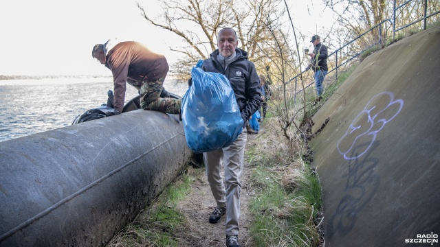 Fot. Kamila Kozioł [Radio Szczecin] Kontenery pełne worków ze śmieciami - sprawdzamy rezultaty porannej akcji "Czysta Odra" [WIDEO, ZDJĘCIA]
