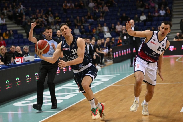 Na zdj. od prawej: Przemysław Żołnierewicz (King) i Nikola Radicevic (Dziki). Fot. PAP/Marcin Bielecki Emocje do ostatnich sekund. Wilki Morskie lepsze od Dzików w dogrywce [WIDEO, ZDJĘCIA]