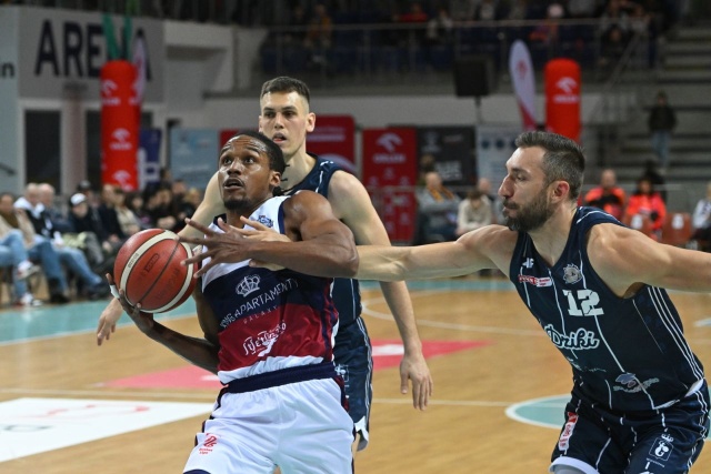 Od lewej na zdj. James Woodard (King) i Jarosław Mokros (Dziki). Fot. PAP/Marcin Bielecki Emocje do ostatnich sekund. Wilki Morskie lepsze od Dzików w dogrywce [WIDEO, ZDJĘCIA]