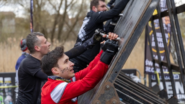 Fot. Robert Stachnik [Radio Szczecin] Pod oponami, przez śliską ściankę i bagno. Runmageddon znów w Szczecinie [WIDEO, ZDJĘCIA]