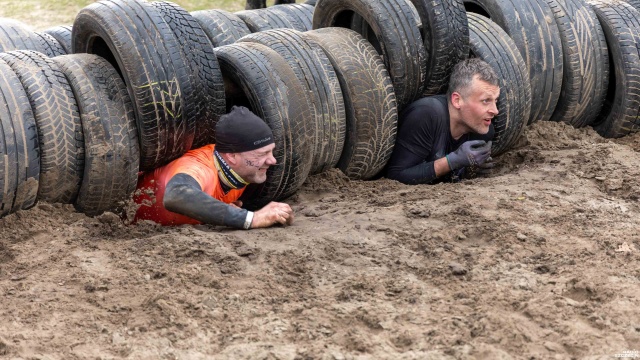 Fot. Robert Stachnik [Radio Szczecin] Pod oponami, przez śliską ściankę i bagno. Runmageddon znów w Szczecinie [WIDEO, ZDJĘCIA]