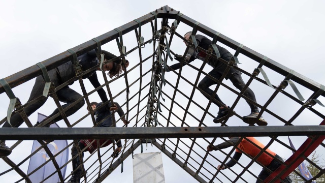 Fot. Robert Stachnik [Radio Szczecin] Pod oponami, przez śliską ściankę i bagno. Runmageddon znów w Szczecinie [WIDEO, ZDJĘCIA]