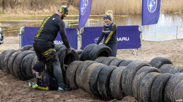 Fot. Robert Stachnik [Radio Szczecin] Pod oponami, przez śliską ściankę i bagno. Runmageddon znów w Szczecinie [WIDEO, ZDJĘCIA]