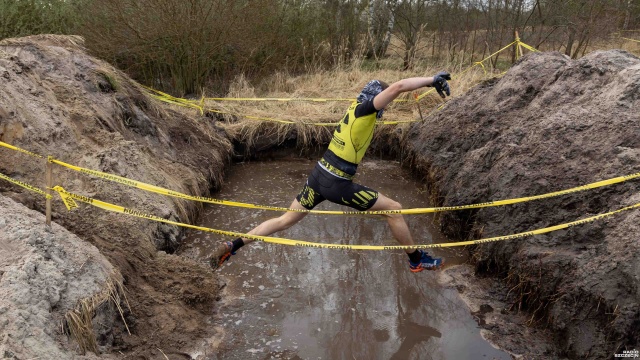 Fot. Robert Stachnik [Radio Szczecin] Pod oponami, przez śliską ściankę i bagno. Runmageddon znów w Szczecinie [WIDEO, ZDJĘCIA]