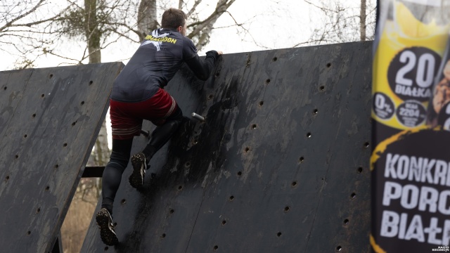 Fot. Robert Stachnik [Radio Szczecin] Pod oponami, przez śliską ściankę i bagno. Runmageddon znów w Szczecinie [WIDEO, ZDJĘCIA]
