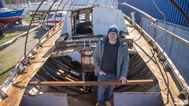 Marcin Wągiel. Fundacja Klasyczne Jachty. Fot. Kamila Kozioł [Radio Szczecin] Marzenie to wypłynąć "Śmiałym" na ocean. Remont w Trzebieży [WIDEO, ZDJĘCIA]