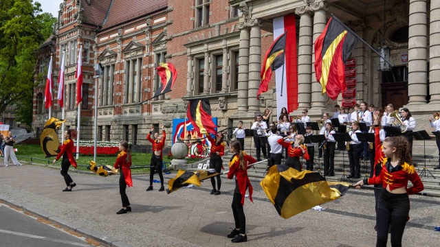 Fot. Robert Stachnik [Radio Szczecin] Za dar krwi otrzymali biało-czerwone flagi. Szczecin świętuje [WIDEO, ZDJĘCIA]