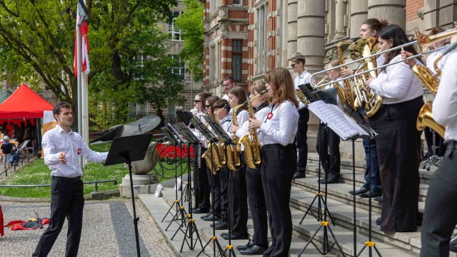 Fot. Robert Stachnik [Radio Szczecin] Za dar krwi otrzymali biało-czerwone flagi. Szczecin świętuje [WIDEO, ZDJĘCIA]