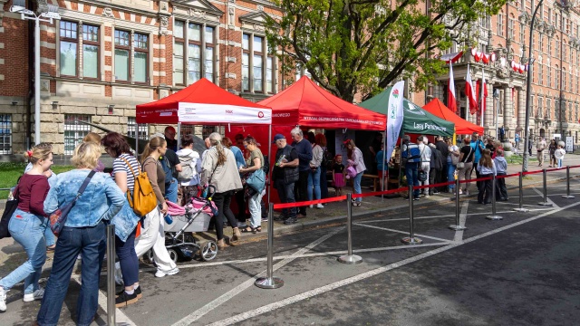 Fot. Robert Stachnik [Radio Szczecin] Za dar krwi otrzymali biało-czerwone flagi. Szczecin świętuje [WIDEO, ZDJĘCIA]