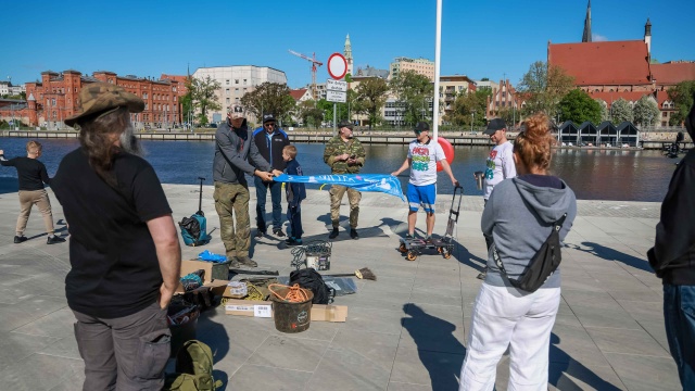 Fot. Robert Stachnik [Radio Szczecin] Wrzucili magnesy do wody i posprzątali Odrę [WIDEO, ZDJĘCIA]