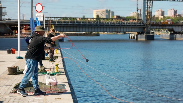 Fot. Robert Stachnik [Radio Szczecin] Wrzucili magnesy do wody i posprzątali Odrę [WIDEO, ZDJĘCIA]