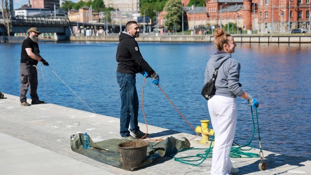 Fot. Robert Stachnik [Radio Szczecin] Wrzucili magnesy do wody i posprzątali Odrę [WIDEO, ZDJĘCIA]