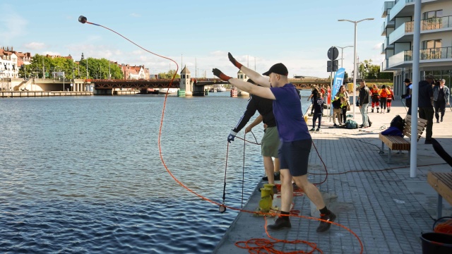 Fot. Robert Stachnik [Radio Szczecin] Wrzucili magnesy do wody i posprzątali Odrę [WIDEO, ZDJĘCIA]