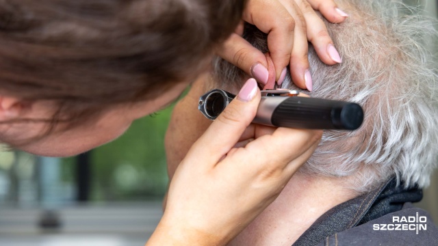 Fot. Robert Stachnik [Radio Szczecin] Bezpłatne badanie słuchu. Przed Filharmonią zaparkował Słuchobus [WIDEO, ZDJĘCIA]