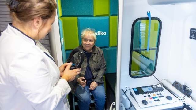 Słuchobus. Fot. Robert Stachnik [Radio Szczecin] Bezpłatne badanie słuchu. Przed Filharmonią zaparkował Słuchobus [WIDEO, ZDJĘCIA]