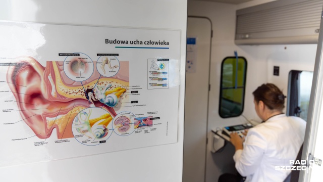 Słuchobus. Fot. Robert Stachnik [Radio Szczecin] Bezpłatne badanie słuchu. Przed Filharmonią zaparkował Słuchobus [WIDEO, ZDJĘCIA]