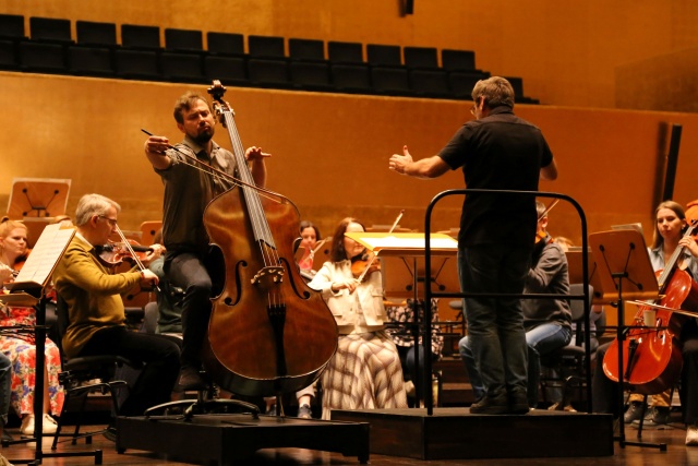 Karol Nasiłowski – kontrabasista na próbie generalnej koncertu "Klasycyzm z dwóch stron" z Orkiestrą Symfoniczną Filharmonii w Szczecinie pod batutą Przemysława Fiugajskiego. Fot. Leszek Konicki Karol Nasiłowski w Filharmonii z premierą rekonstrukcji Koncertu Dragonettiego [ZDJĘCIA]
