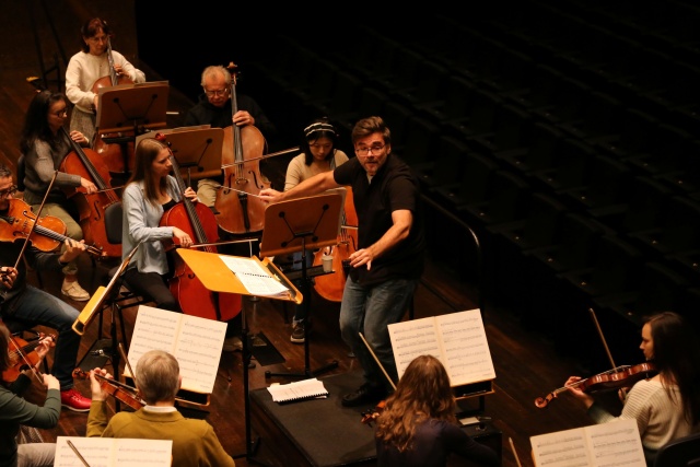 Przemysława Fiugajski – dyrygent prowadzi próbę generalną przed koncertem "Klasycyzm z dwóch stron" z Orkiestrą Symfoniczną Filharmonii w Szczecinie. Fot. Leszek Konicki Karol Nasiłowski w Filharmonii z premierą rekonstrukcji Koncertu Dragonettiego [ZDJĘCIA]