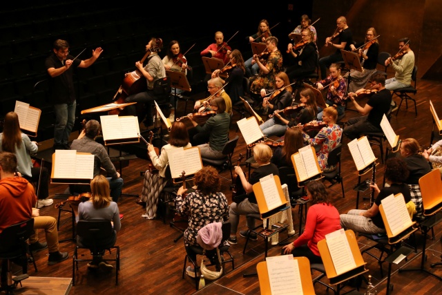 Przemysława Fiugajski – dyrygent prowadzi próbę generalną przed koncertem "Klasycyzm z dwóch stron" z Karolem Nasiłowskim – kontrabasistą i Orkiestrą Symfoniczną Filharmonii w Szczecinie. Fot. Leszek Konicki Karol Nasiłowski w Filharmonii z premierą rekonstrukcji Koncertu Dragonettiego [ZDJĘCIA]