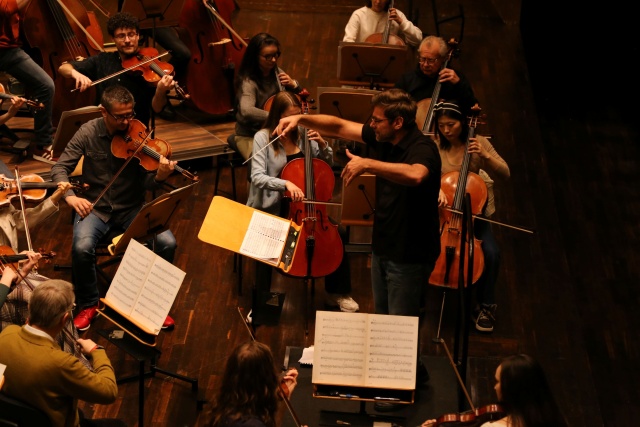 Przemysława Fiugajski – dyrygent prowadzi próbę generalną przed koncertem "Klasycyzm z dwóch stron" z Orkiestrą Symfoniczną Filharmonii w Szczecinie. Fot. Leszek Konicki Karol Nasiłowski w Filharmonii z premierą rekonstrukcji Koncertu Dragonettiego [ZDJĘCIA]