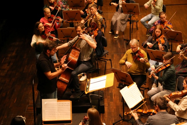 Karol Nasiłowski – kontrabasista na próbie generalnej przed koncertem "Klasycyzm z dwóch stron" z Orkiestrą Symfoniczną Filharmonii w Szczecinie pod batutą Przemysława Fiugajskiego. Fot. Leszek Konicki Karol Nasiłowski w Filharmonii z premierą rekonstrukcji Koncertu Dragonettiego [ZDJĘCIA]