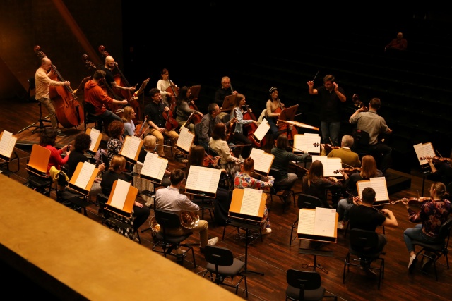 Przemysława Fiugajski – dyrygent prowadzi próbę generalną przed koncertem "Klasycyzm z dwóch stron" z Karolem Nasiłowskim – kontrabasistą i Orkiestrą Symfoniczną Filharmonii w Szczecinie. Fot. Leszek Konicki Karol Nasiłowski w Filharmonii z premierą rekonstrukcji Koncertu Dragonettiego [ZDJĘCIA]