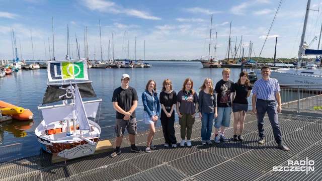 Fot. Robert Stachnik [Radio Szczecin] Dorsz zwodowany na Dąbiu. To łódka zbudowana przez uczniów XVI LO [WIDEO, ZDJĘCIA]