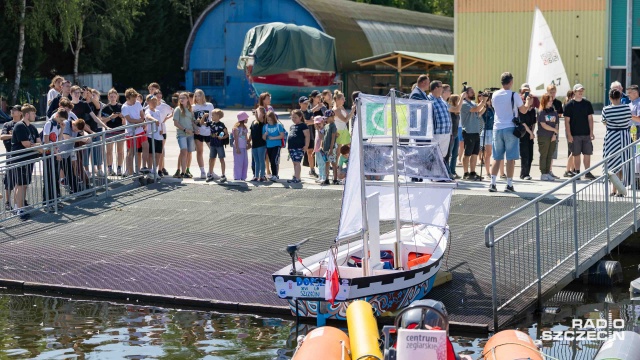 Fot. Robert Stachnik [Radio Szczecin] Dorsz zwodowany na Dąbiu. To łódka zbudowana przez uczniów XVI LO [WIDEO, ZDJĘCIA]
